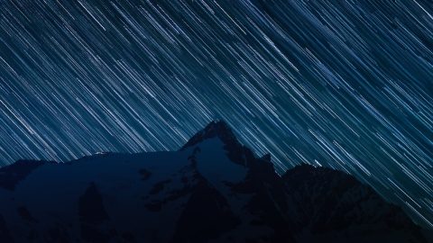 同类推荐剧集缩略图，城市夜景车流长曝光，霓虹紫与青绿交织