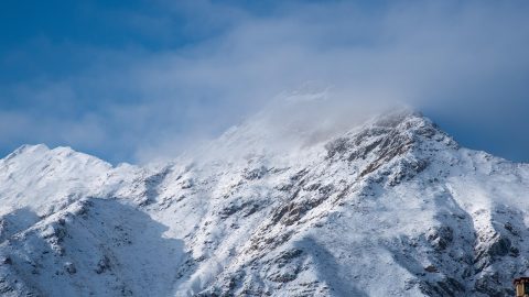 纪录片分区代表作品缩略图，自然光下的山川远景，色调清冷克制