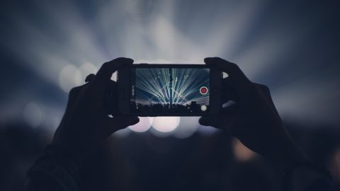 综艺分区代表节目缩略图，舞台上暖色灯光与嘉宾剪影，气氛轻松